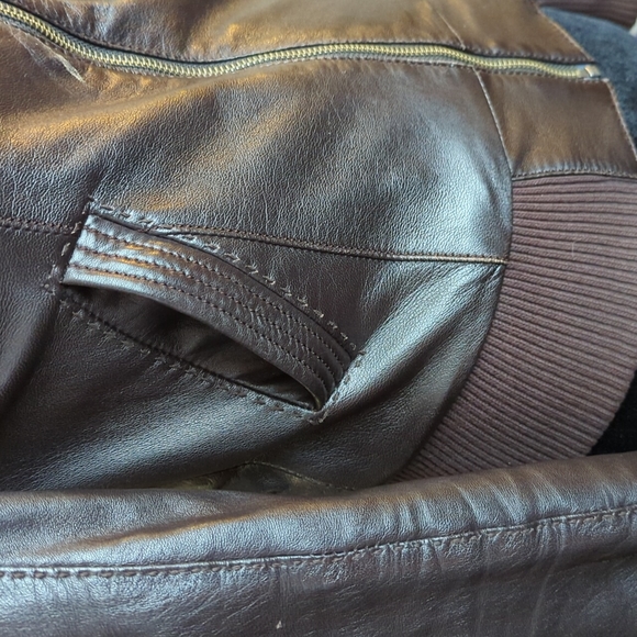 Danier 100% leather bomber jacket - Picture 4 of 11